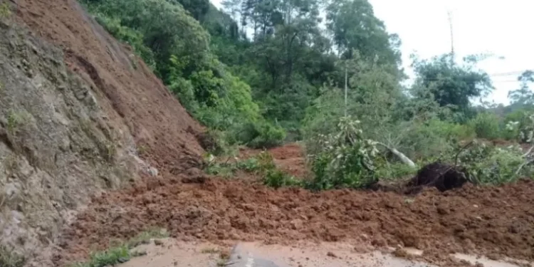 Jalan Padang-Bukittinggi Melalui Malalak Terhalang Longsor Akibat Hujan Lebat