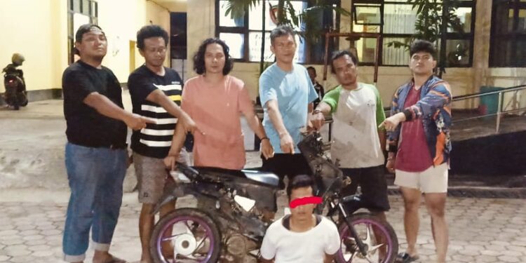 Harimau Sumatera Terekam CCTV di Halaman Masjid di Solok