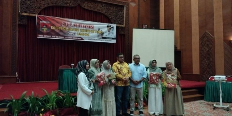 Pelatihan Digitalisasi Marketing Bagi UMKM di Bukittinggi: Meningkatkan Kemampuan dan Pengetahuan Pelaku Usaha