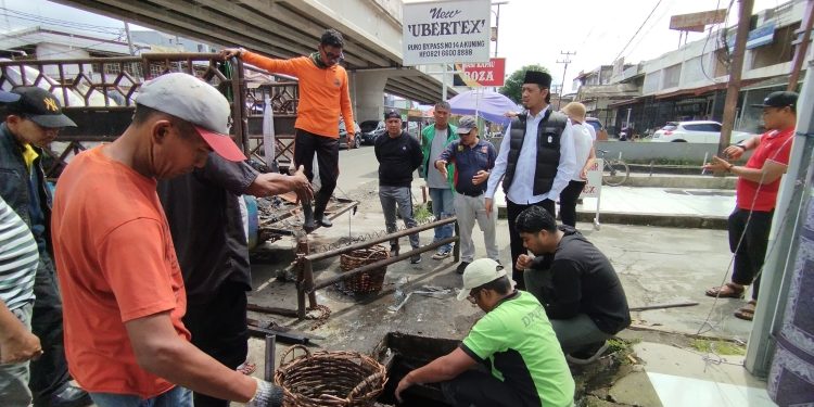 Walikota Instruksikan Gotong Royong Bersihkan Saluran Air di Terminal Bus dan Pasar Konveksi Terbesar se Sumatera