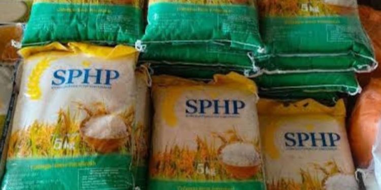 4.876 KK di 24 Kelurahan Kota Bukittinggi Terima Bantuan Cadangan Beras Pemerintah
