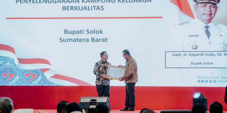 Bupati Epyardi Asda Kembali Terima Penghargaan dari BKKBN Pusat