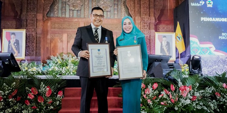 Kembali Ukir Prestasi Tingkat Nasional, Bupati Epyardi Asda dan Ketua TPP PKK Kabupaten Solok Raih Penghargaan Bergengsi Manggala Karya Kencana di Semarang