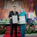 Kembali Ukir Prestasi Tingkat Nasional, Bupati Epyardi Asda dan Ketua TPP PKK Kabupaten Solok Raih Penghargaan Bergengsi Manggala Karya Kencana di Semarang