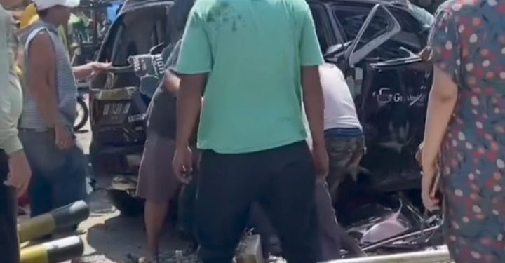 Kecelakaan Mobil di Rel Kereta Api Batang Anai, Satu Orang Luka Serius