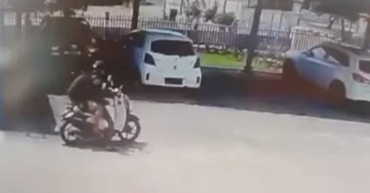 Pencurian Helm di PDAM Kota Payakumbuh Terekam CCTV