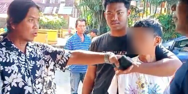 Viral Pencuri Terekam CCTV Saat Membobol Warung di Pakan Senayan Koto Nan 4