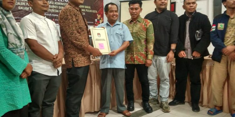 Bapaslon Ferizal Ridwan-Dedi Henidal Ajukan 16 Ribu Dukungan Baru ke KPU Limapuluh Kota