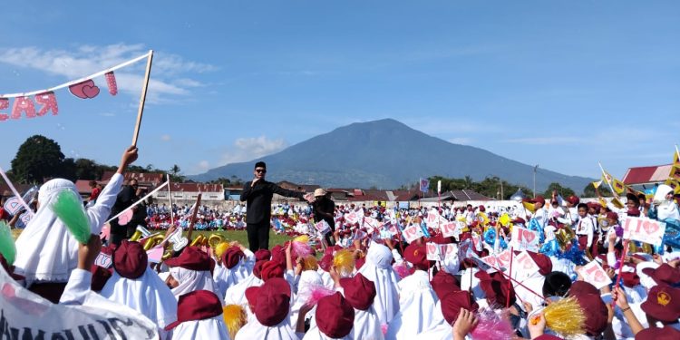 Sebanyak 15 ribu lebih siswa/i SD dan SMP sekota Bukittinggi Bersalawat
