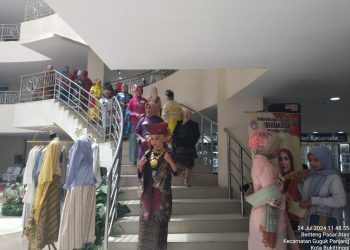 Perempuan Minang Meriahkan Lomba Fashion Show Kebaya di Bukittinggi
