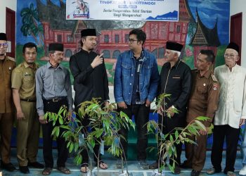 Pemerintah Kota Bukittinggi Serahkan Bibit Durian dan Piagam Penghargaan