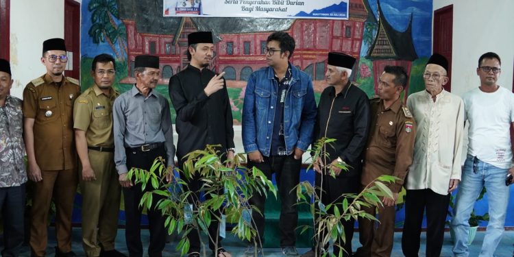 Pemerintah Kota Bukittinggi Serahkan Bibit Durian dan Piagam Penghargaan