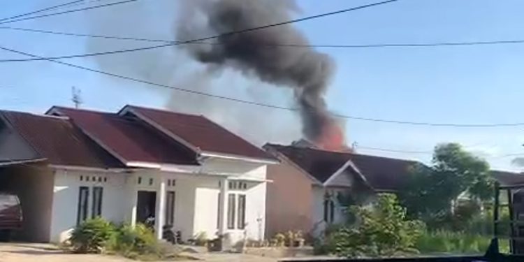 Kebakaran di Perumahan Bhayangkara Bukit Asri Limapuluh Kota, Kerugian Ditaksir Seratus Juta Rupiah