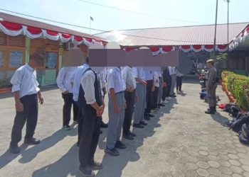 Angin Kencang di Lapangan Kantin Bukittinggi Robohkan Atap Panggung, Menimpa Motor di Jalan Raya