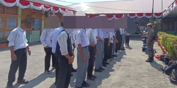 Angin Kencang di Lapangan Kantin Bukittinggi Robohkan Atap Panggung, Menimpa Motor di Jalan Raya