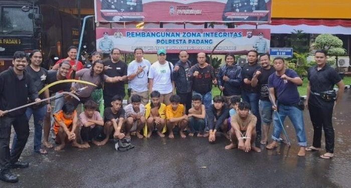 800san Karyawan PT LIN Pasaman Barat Tuntut Solusi Masalah Lahan dalam Aksi Demonstrasi