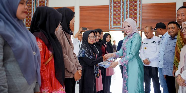 Hj. Emiko Serahkan Bantuan Di Lembah Gumanti, Berikut Rinciannya