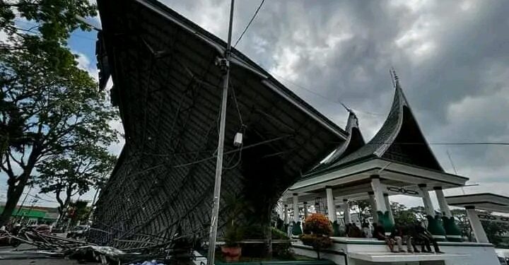 Bukittinggi Dilanda Puting Beliung, Panggung Utama HUT RI Rusak Parah