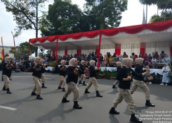 Atraksi Darma Wanita Persatuan Pol PP Bukittingi Meriahkan HUT ke-79 RI