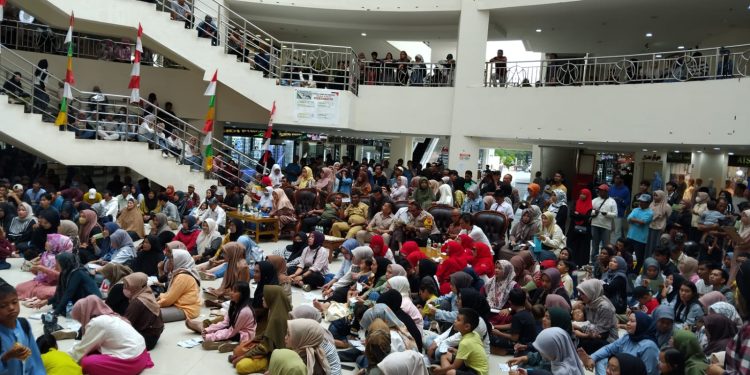 Kadis Perdagangan dan industri Larut dalam Kesenian Irama Minang Ramaikan HUT RI ke-79 di Pasar Atas