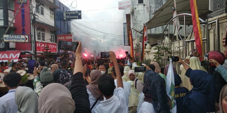 15 Ribu Lebih Warga Bukittinggi Padati Jantung Kota, Erman Safar-Heldo Aura Resmi Deklarasi Pencalonan