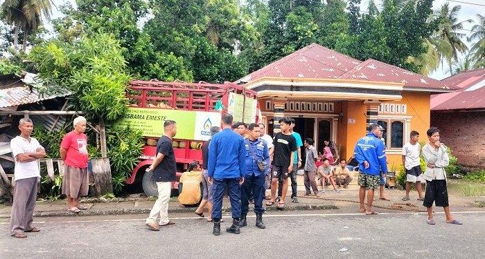 Di duga Mengantuk Truk Pembawa Gas LPG Tabrak Warung Kopi di Pariaman
