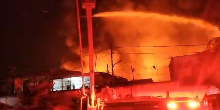 Waspada! Akibat Charger HP Hanguskan Pemukiman Padat, Ribuan Warga Mengungsi