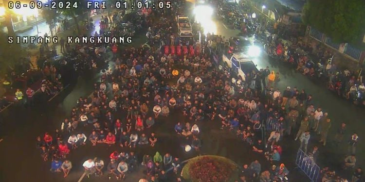 Nobar Seru di Simpang Kangkung, Warga Padati Jalan di Pusat Kota Jam Gadang