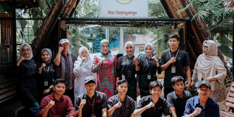Hj. Emiko Buka Festival Akbar Lomba Lagu Pop Minang