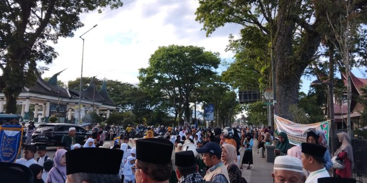 Semarak Pawai Ta’aruf Maulid Nabi, Ribuan Anak Didikan Subuh Bukittinggi Ikut Berpartisipasi