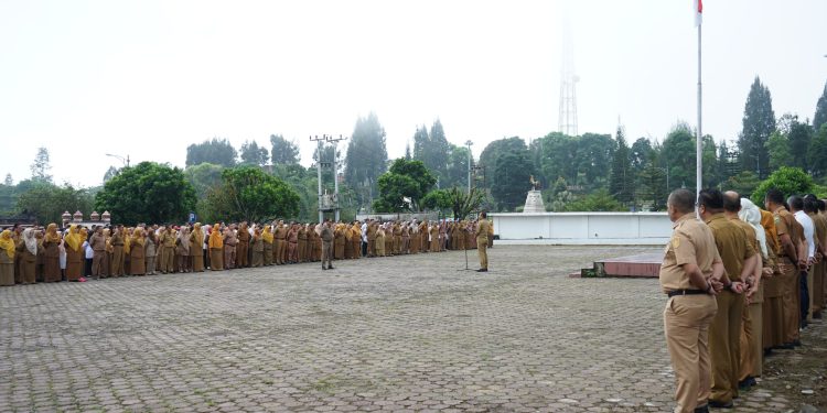 Jadi Pembina Apel, Pjs Bupati Solok Beri Arahan ke ASN dan THL