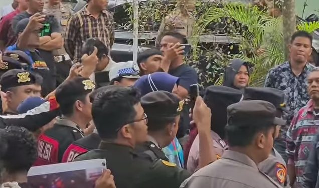 Viral Emak-Emak Vs Pendemo di Depan Kantor KPU Payakumbuh