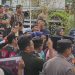 Viral Emak-Emak Vs Pendemo di Depan Kantor KPU Payakumbuh