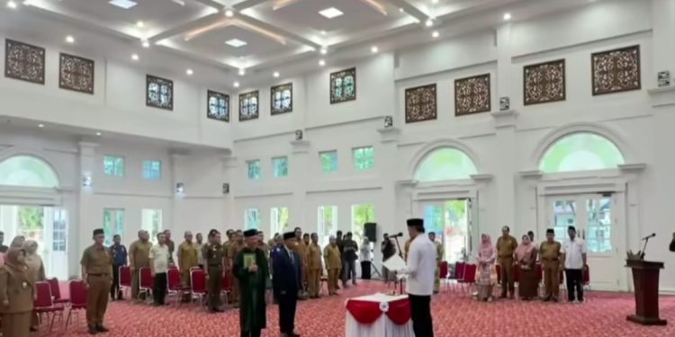 Pelantikan Pj Sekda Bukittinggi, Elqadri, di Balairung Rumah Dinas Walikota