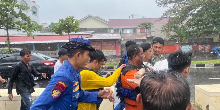 Bocah Kelas 6 SD yang Terseret Ombak di Pantai Padang Ditemukan Meninggal