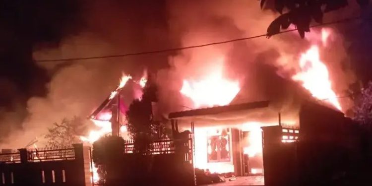 Kebakaran di Padang: Api Melahap Satu Rumah dan Toko Grosir, Tidak Ada Korban Jiwa