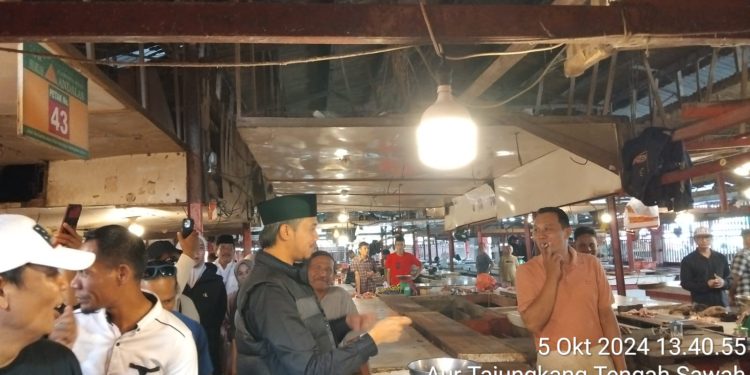 Erman Safar Disambut Antusiasme Masyarakat Saat Blusukan di Pasar Bawah