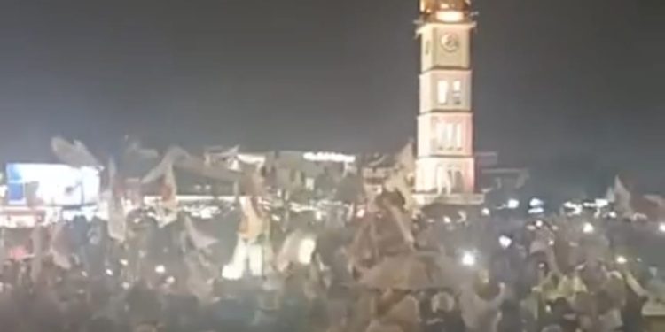 Ribuan Pendukung Paslon Nomor 3 Meriahkan Taman Pendestrian Jam Gadang Bukittinggi