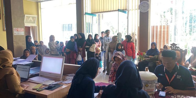 Walinagari dan Anggota DPRD Lakukan Penyerahan Bantuan CSR Peralatan Memasak di Malalak Selatan