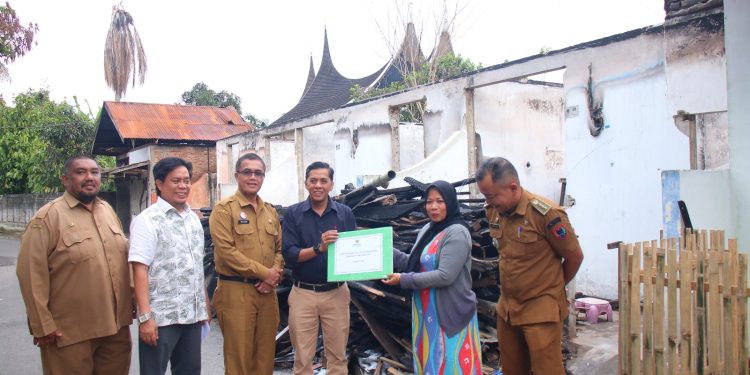 Ketua DPRD Kota Payakumbuh Soroti Pentingnya Solidaritas dalam Penyerahan Bantuan untuk Korban Kebakaran