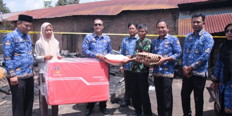 Pemko Payakumbuh Serahkan Bantuan bagi Korban Kebakaran di K3TR