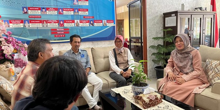Dra. Hj. Meri Desna MM : Mengabdi dengan Cinta, Jadikan Inspirasi bagi Generasi Muda