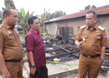Wakil Wali Kota Payakumbuh Serahkan Bantuan bagi Korban Kebakaran di K3TR
