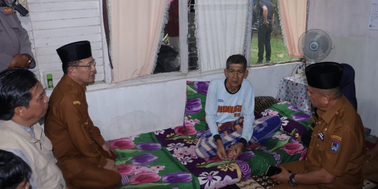Wali Kota Payakumbuh Berikan Bantuan kepada Tiga Warga Latina yang Sedang Berjuang Melawan Penyakit