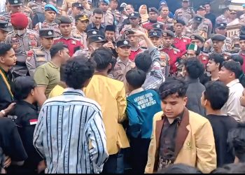 Aksi Demonstrasi di DPRD Bukittinggi: Kenapa Rapat RUU TNI Dilakukan Tertutup Di Hotel?