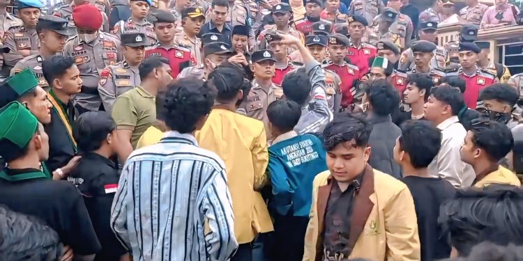 Aksi Demonstrasi di DPRD Bukittinggi: Kenapa Rapat RUU TNI Dilakukan Tertutup Di Hotel?