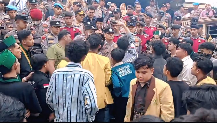 Aksi Demonstrasi di DPRD Bukittinggi: Kenapa Rapat RUU TNI Dilakukan Tertutup Di Hotel?