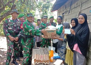 Danramil Harau Lettu Inf. Ifnusril Berikan Santunan Keluarga Miskin Di Nagari Taram