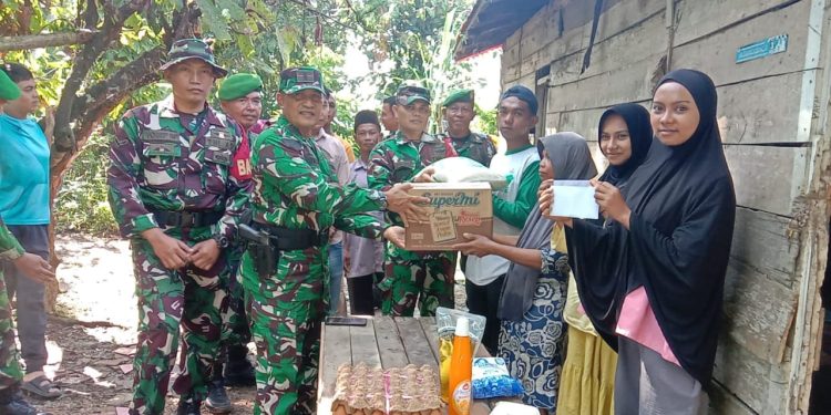 Danramil Harau Lettu Inf. Ifnusril Berikan Santunan Keluarga Miskin Di Nagari Taram