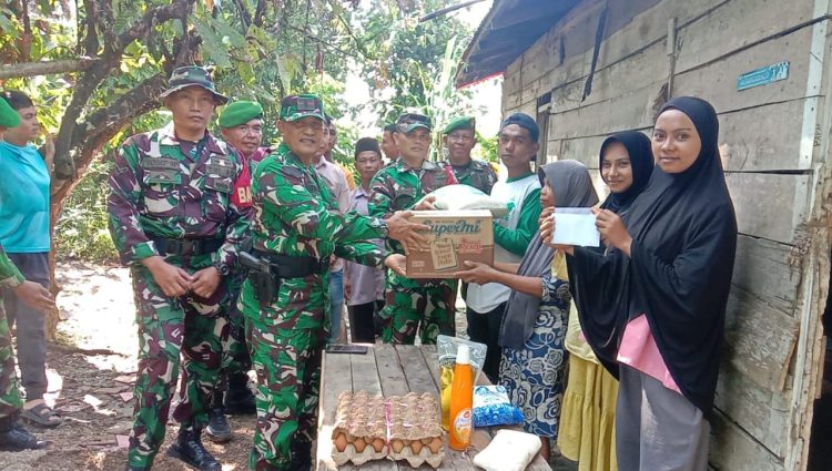 Danramil Harau Lettu Inf. Ifnusril Berikan Santunan Keluarga Miskin Di Nagari Taram